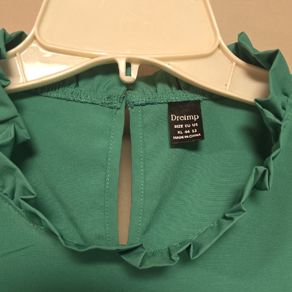 Elegant Green Ruffle Sleeve Blouse - Picture 2 of 6